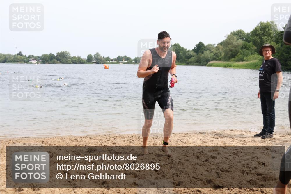 15.06.2025 - 27. Vierlanden-Triathlon Lena Gebhardt http://msf.ph/oto/8026895 15.06.2025 10:59:02 Schwimmen 706, 709, 760 meine-sportfotos.de
