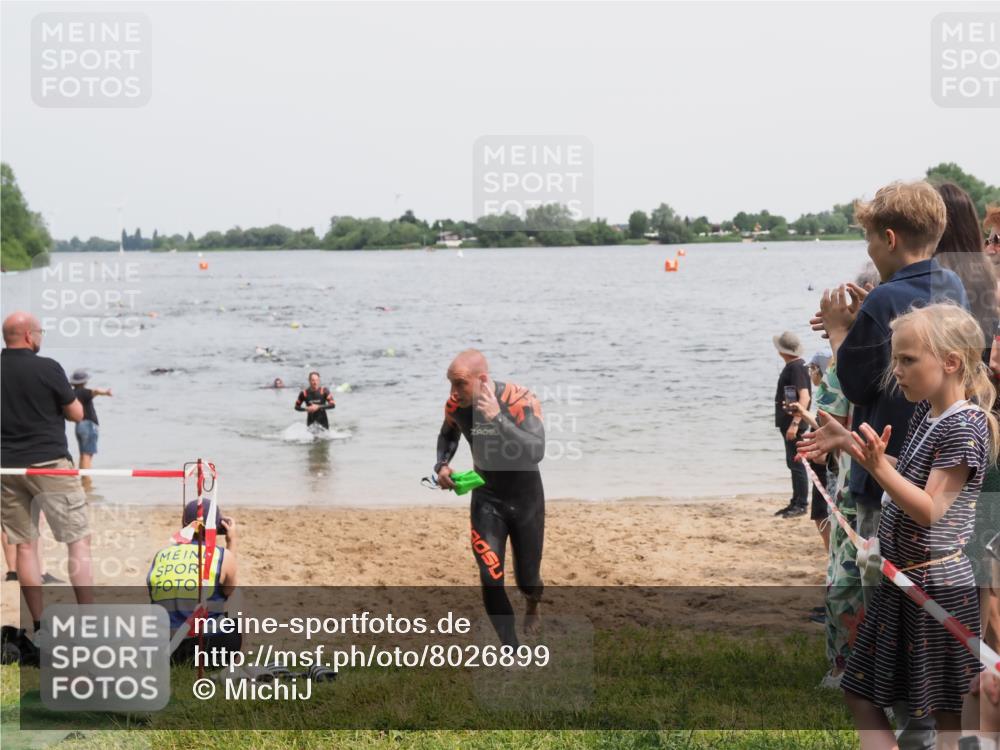 21.06.2025 - 27. Vierlanden-Triathlon MichiJ http://msf.ph/oto/8026899 15.06.2026 10:57:33 Schwimmen 707, 722 meine-sportfotos.de