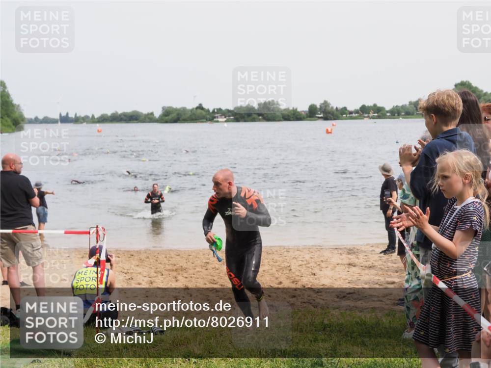 21.06.2025 - 27. Vierlanden-Triathlon MichiJ http://msf.ph/oto/8026911 15.06.2026 10:57:33 Schwimmen 707, 722 meine-sportfotos.de