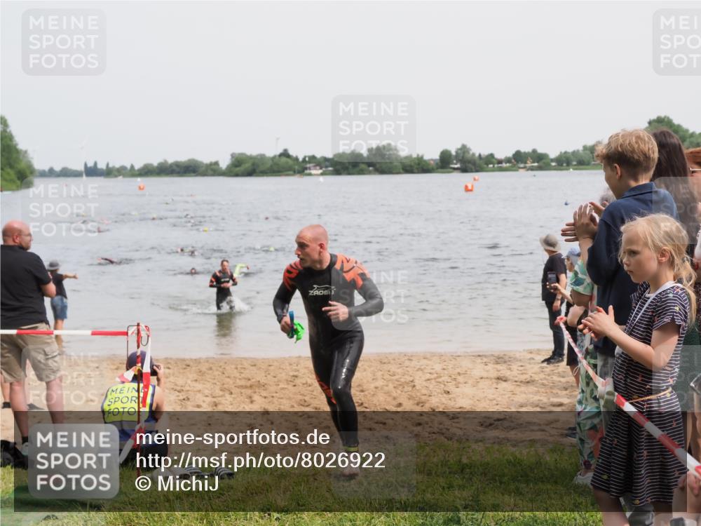 21.06.2025 - 27. Vierlanden-Triathlon MichiJ http://msf.ph/oto/8026922 15.06.2026 10:57:33 Schwimmen 707, 722 meine-sportfotos.de
