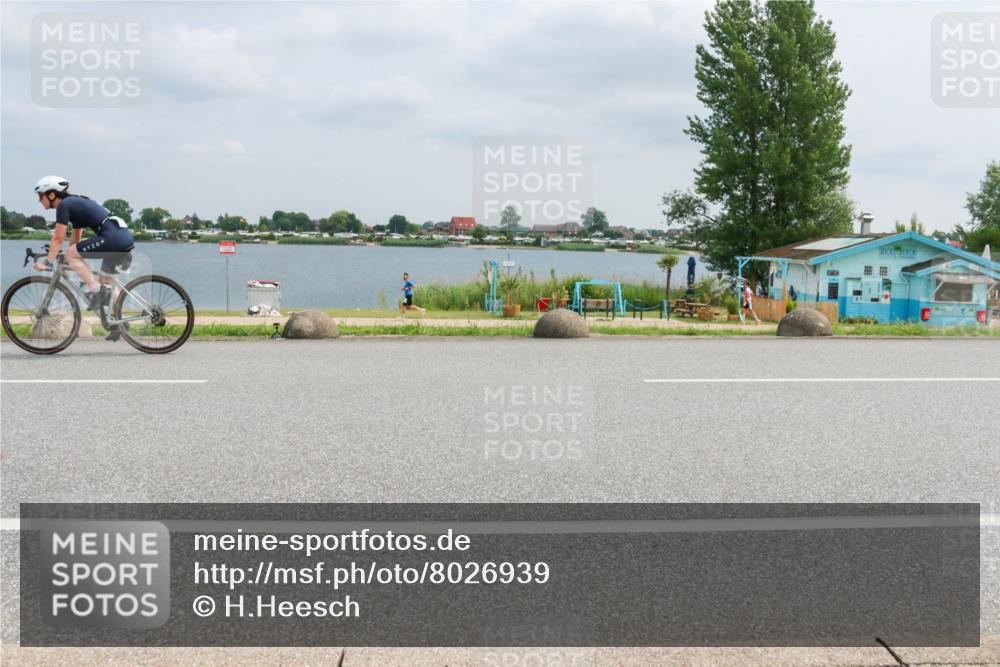 21.06.2025 - 27. Vierlanden-Triathlon H.Heesch http://msf.ph/oto/8026939 15.06.2025 12:17:04 Radfahren 667, 691, 923 meine-sportfotos.de