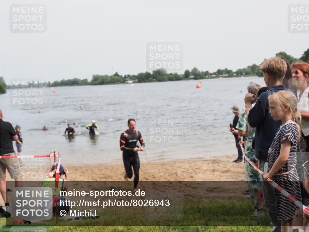 21.06.2025 - 27. Vierlanden-Triathlon MichiJ http://msf.ph/oto/8026943 15.06.2026 10:57:38 Schwimmen 707, 722 meine-sportfotos.de