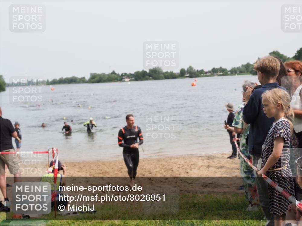 21.06.2025 - 27. Vierlanden-Triathlon MichiJ http://msf.ph/oto/8026951 15.06.2026 10:57:38 Schwimmen 707, 722 meine-sportfotos.de