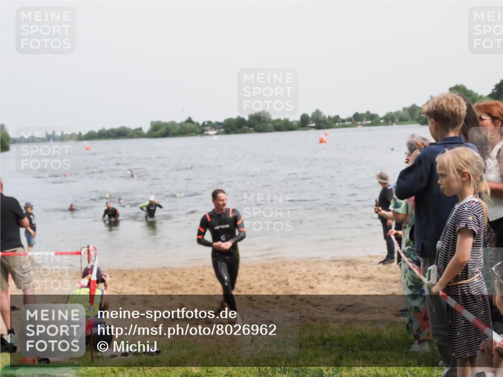 21.06.2025 - 27. Vierlanden-Triathlon MichiJ http://msf.ph/oto/8026962 15.06.2026 10:57:38 Schwimmen 707, 722 meine-sportfotos.de