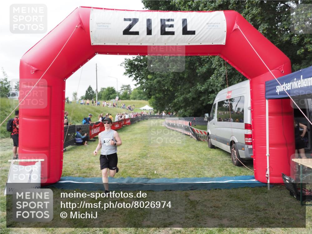 21.06.2025 - 27. Vierlanden-Triathlon MichiJ http://msf.ph/oto/8026974 15.06.2026 12:01:45 Ziel 503 meine-sportfotos.de