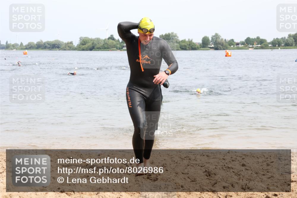 15.06.2025 - 27. Vierlanden-Triathlon Lena Gebhardt http://msf.ph/oto/8026986 15.06.2025 10:59:29 Schwimmen 641, 668, 751 meine-sportfotos.de