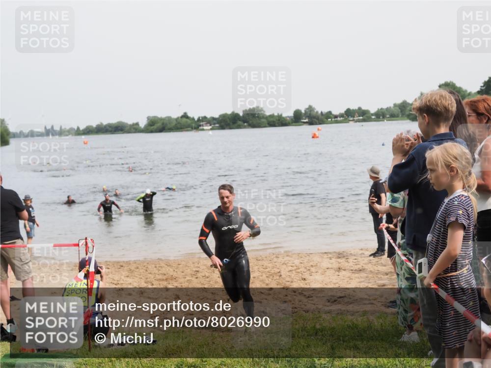 21.06.2025 - 27. Vierlanden-Triathlon MichiJ http://msf.ph/oto/8026990 15.06.2026 10:57:38 Schwimmen 707, 722 meine-sportfotos.de
