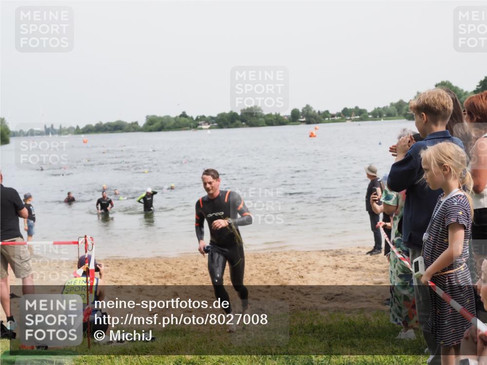 21.06.2025 - 27. Vierlanden-Triathlon MichiJ http://msf.ph/oto/8027008 15.06.2026 10:57:39 Schwimmen 707, 722 meine-sportfotos.de
