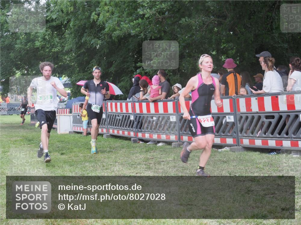 21.06.2025 - 27. Vierlanden-Triathlon KatJ http://msf.ph/oto/8027028 15.06.2025 13:30:13 Ziel 227, 663, 785, 891, 958, 970 meine-sportfotos.de