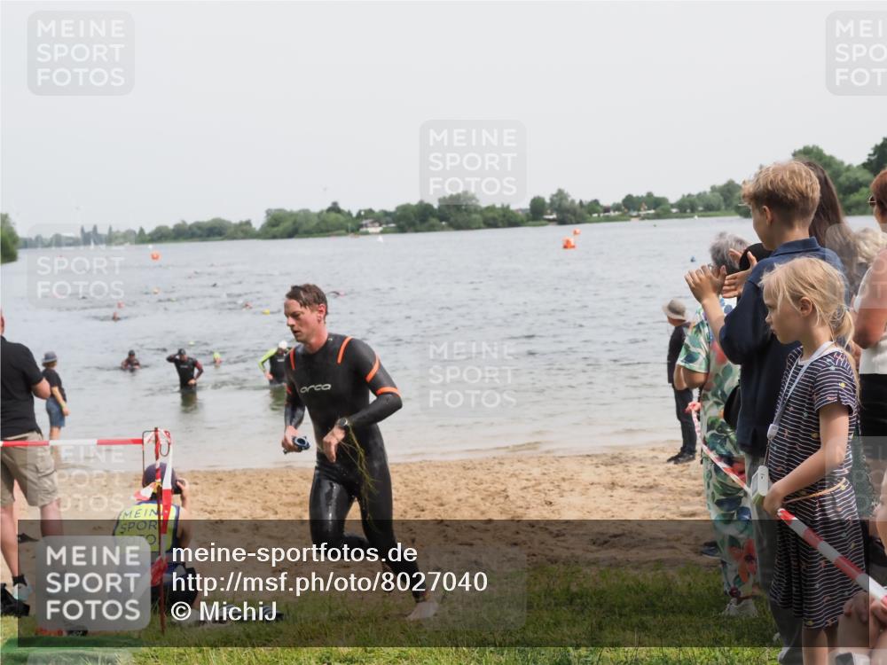 21.06.2025 - 27. Vierlanden-Triathlon MichiJ http://msf.ph/oto/8027040 15.06.2026 10:57:39 Schwimmen 707, 722 meine-sportfotos.de