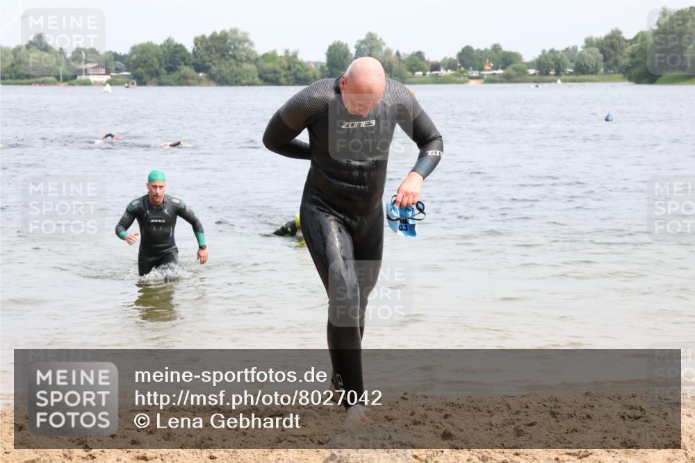 15.06.2025 - 27. Vierlanden-Triathlon Lena Gebhardt http://msf.ph/oto/8027042 15.06.2025 10:59:32 Schwimmen 641, 668, 751 meine-sportfotos.de