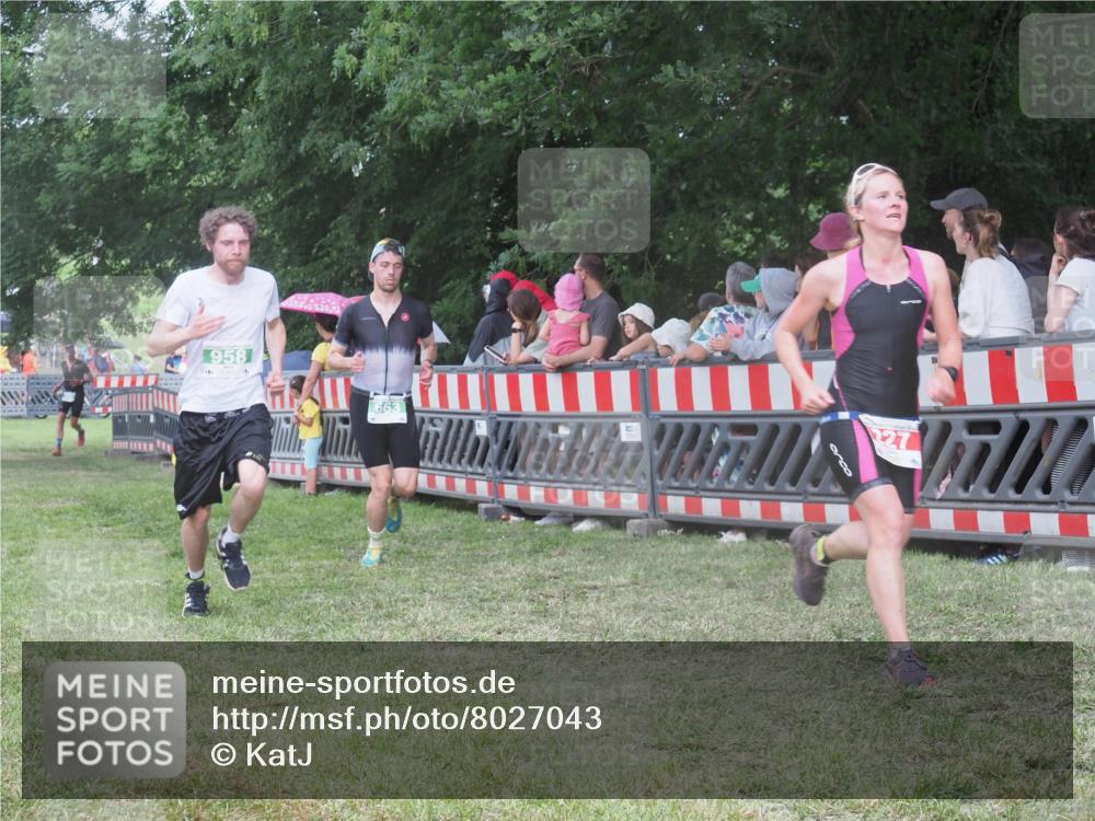 21.06.2025 - 27. Vierlanden-Triathlon KatJ http://msf.ph/oto/8027043 15.06.2025 13:30:14 Ziel 227, 663, 785, 891, 958 meine-sportfotos.de