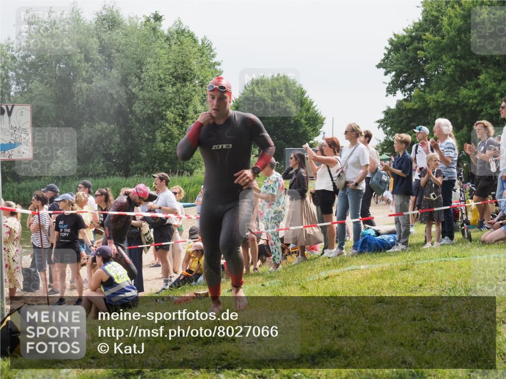 15.06.2025 - 27. Vierlanden-Triathlon KatJ http://msf.ph/oto/8027066 15.06.2025 11:00:40 Schwimmen 649, 678, 723 meine-sportfotos.de