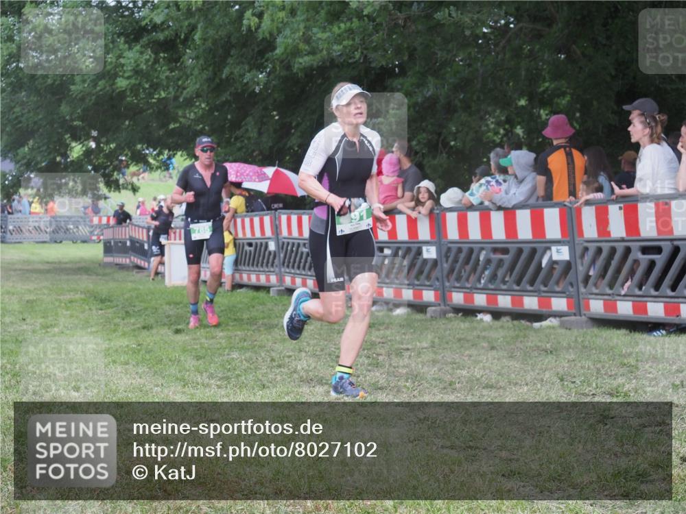 21.06.2025 - 27. Vierlanden-Triathlon KatJ http://msf.ph/oto/8027102 15.06.2025 13:30:20 Ziel 783, 785, 891 meine-sportfotos.de