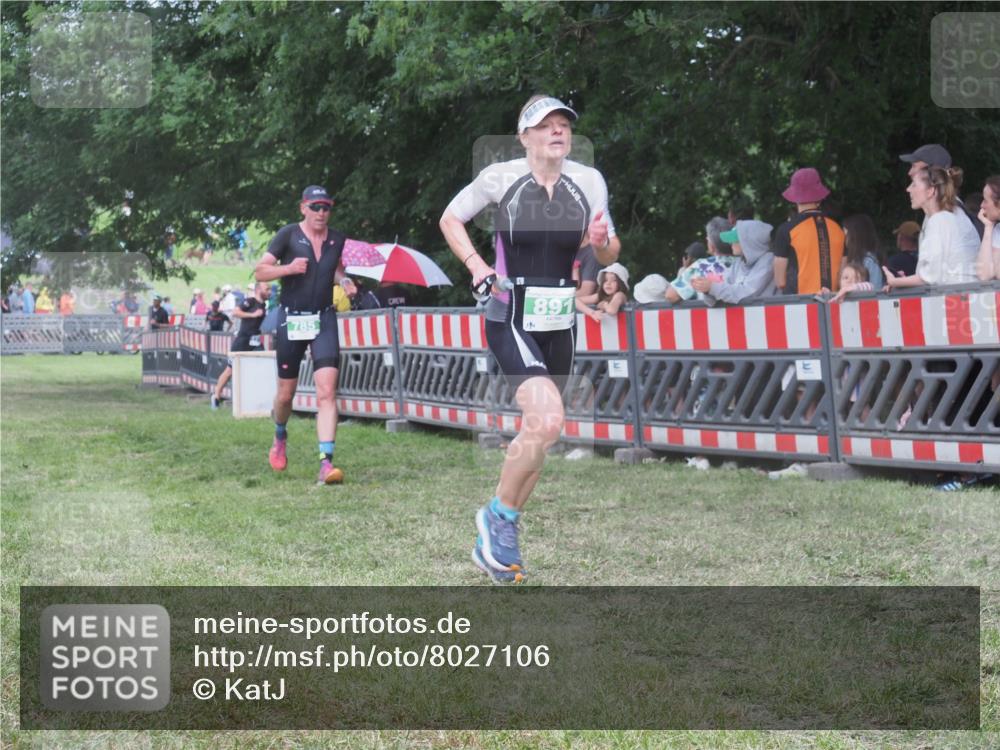 21.06.2025 - 27. Vierlanden-Triathlon KatJ http://msf.ph/oto/8027106 15.06.2025 13:30:20 Ziel 783, 785, 891 meine-sportfotos.de
