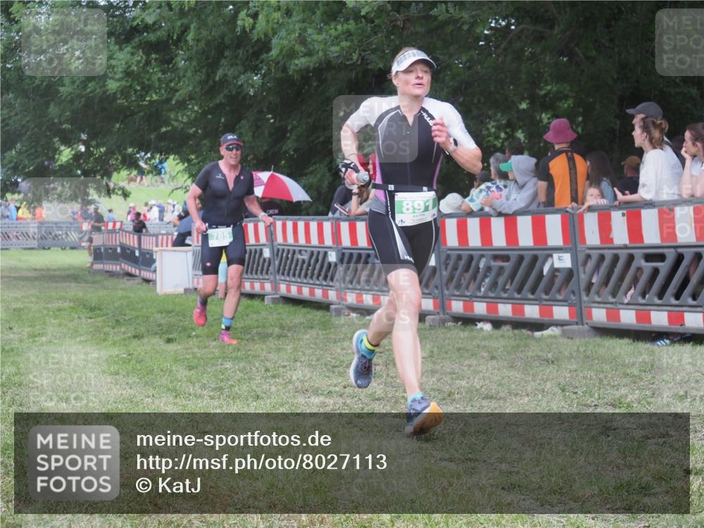 21.06.2025 - 27. Vierlanden-Triathlon KatJ http://msf.ph/oto/8027113 15.06.2025 13:30:20 Ziel 783, 785, 891 meine-sportfotos.de