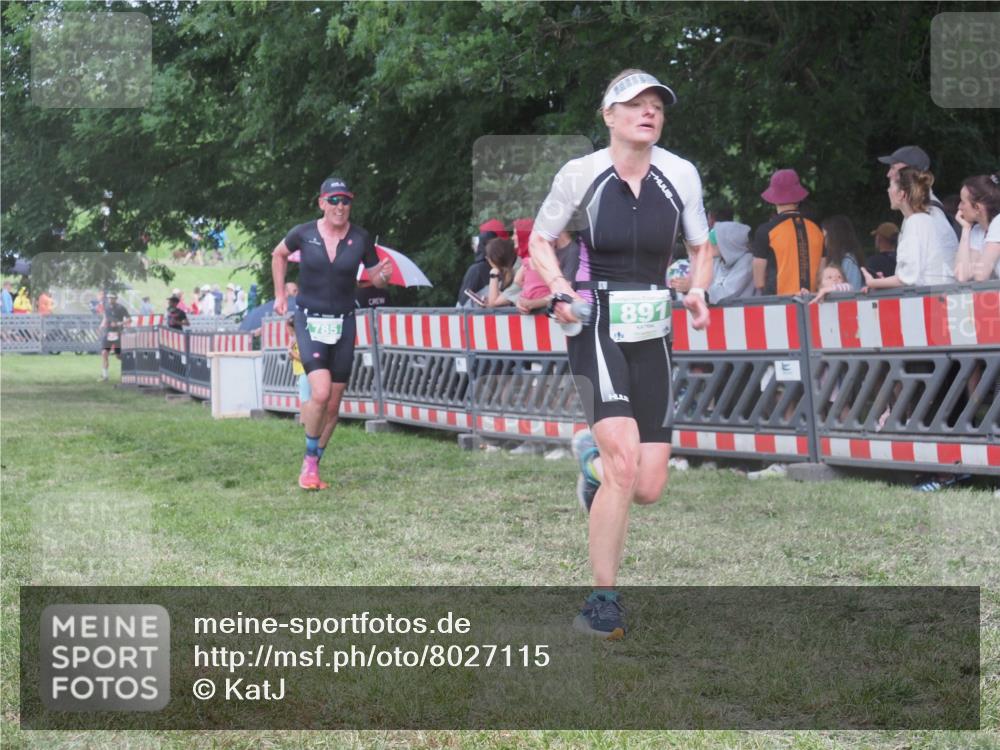 21.06.2025 - 27. Vierlanden-Triathlon KatJ http://msf.ph/oto/8027115 15.06.2025 13:30:21 Ziel 783, 785, 891 meine-sportfotos.de