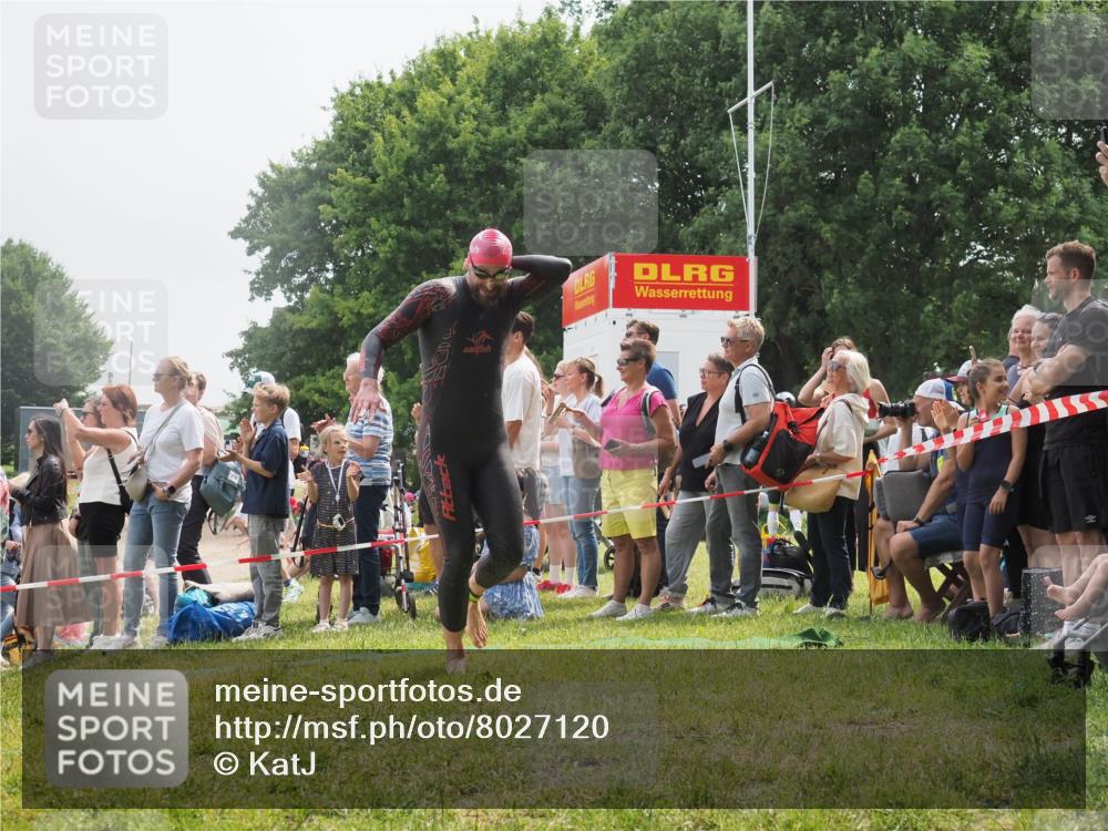 15.06.2025 - 27. Vierlanden-Triathlon KatJ http://msf.ph/oto/8027120 15.06.2025 11:00:43 Schwimmen 649, 678, 699, 723 meine-sportfotos.de