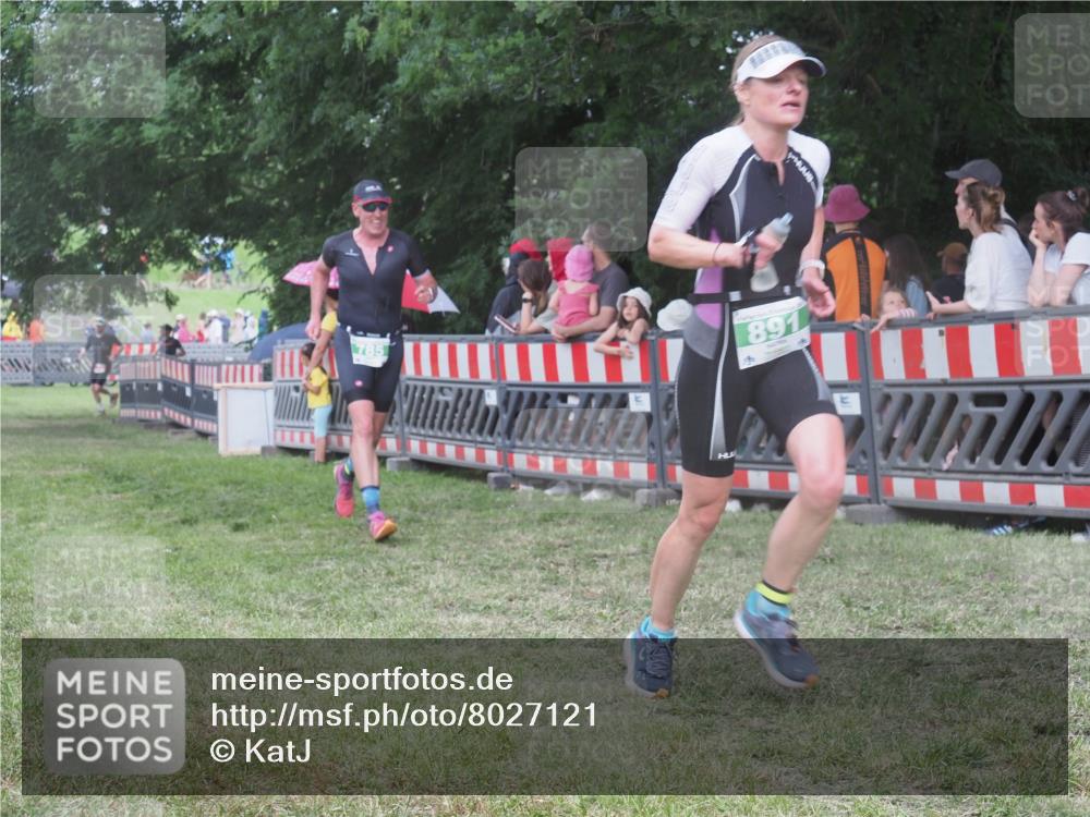 21.06.2025 - 27. Vierlanden-Triathlon KatJ http://msf.ph/oto/8027121 15.06.2025 13:30:21 Ziel 783, 785, 891 meine-sportfotos.de