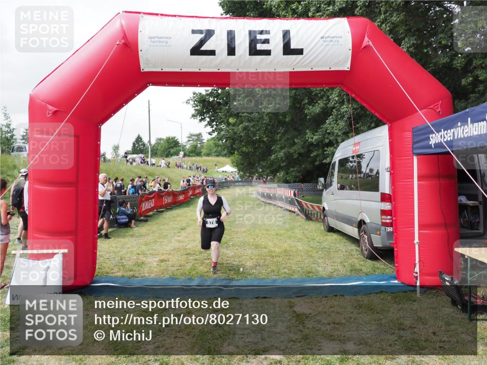 21.06.2025 - 27. Vierlanden-Triathlon MichiJ http://msf.ph/oto/8027130 15.06.2026 12:04:50 Ziel 578 meine-sportfotos.de