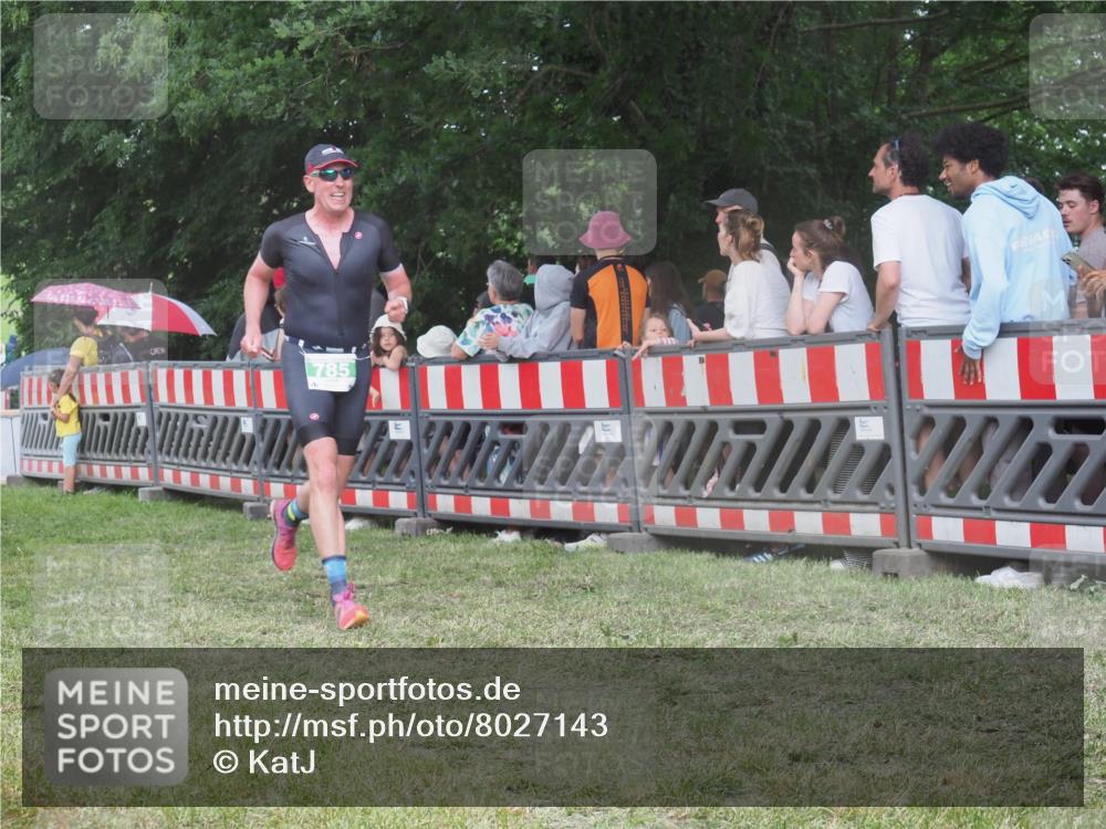 21.06.2025 - 27. Vierlanden-Triathlon KatJ http://msf.ph/oto/8027143 15.06.2025 13:30:21 Ziel 783, 785, 891 meine-sportfotos.de