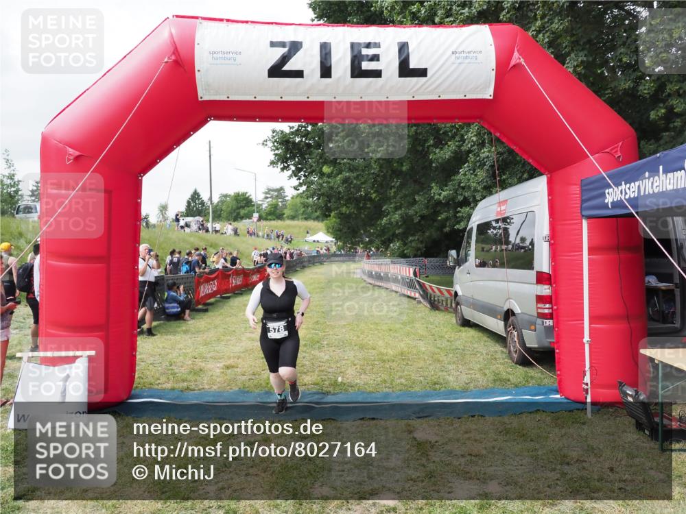 21.06.2025 - 27. Vierlanden-Triathlon MichiJ http://msf.ph/oto/8027164 15.06.2026 12:04:51 Ziel 578 meine-sportfotos.de