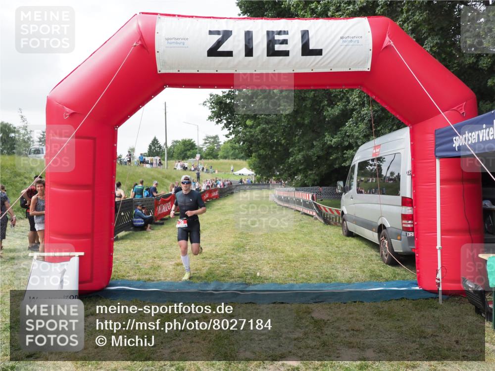 21.06.2025 - 27. Vierlanden-Triathlon MichiJ http://msf.ph/oto/8027184 15.06.2026 12:06:08 Ziel 38 meine-sportfotos.de