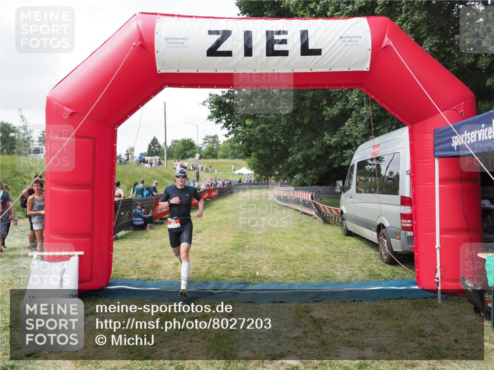 21.06.2025 - 27. Vierlanden-Triathlon MichiJ http://msf.ph/oto/8027203 15.06.2026 12:06:08 Ziel 38 meine-sportfotos.de