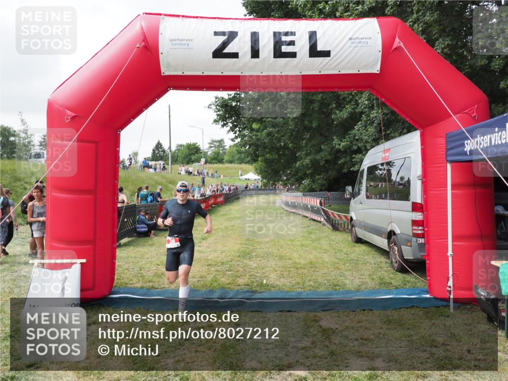 21.06.2025 - 27. Vierlanden-Triathlon MichiJ http://msf.ph/oto/8027212 15.06.2026 12:06:08 Ziel 38 meine-sportfotos.de
