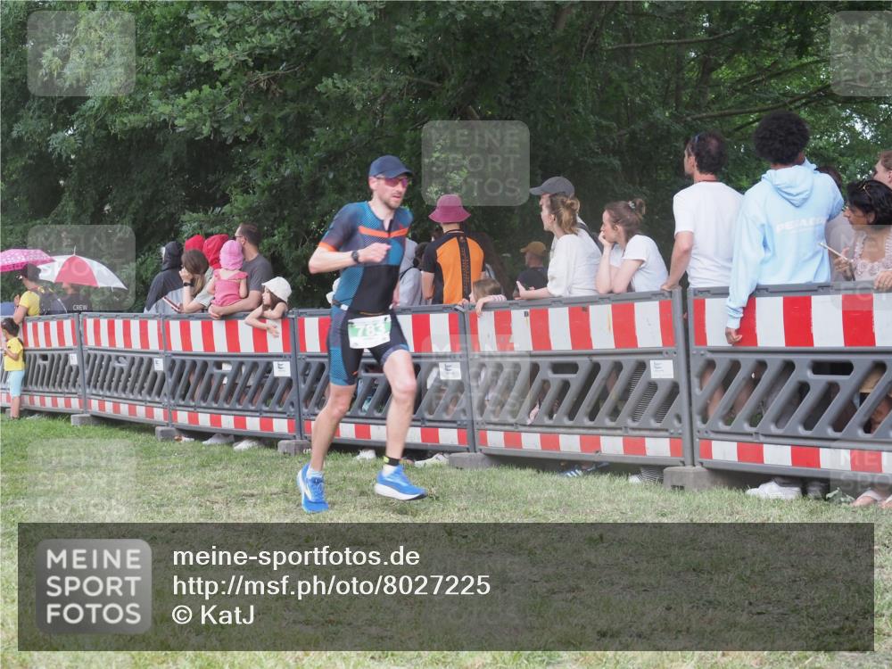 21.06.2025 - 27. Vierlanden-Triathlon KatJ http://msf.ph/oto/8027225 15.06.2025 13:30:30 Ziel 43, 783 meine-sportfotos.de