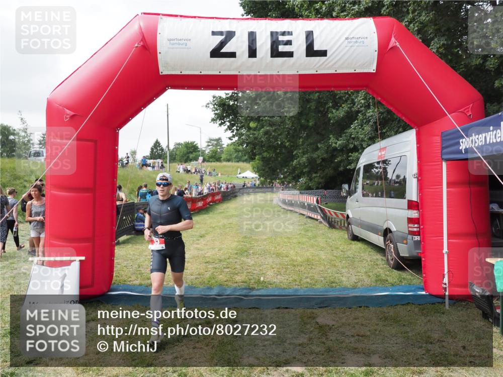 21.06.2025 - 27. Vierlanden-Triathlon MichiJ http://msf.ph/oto/8027232 15.06.2026 12:06:08 Ziel 38 meine-sportfotos.de