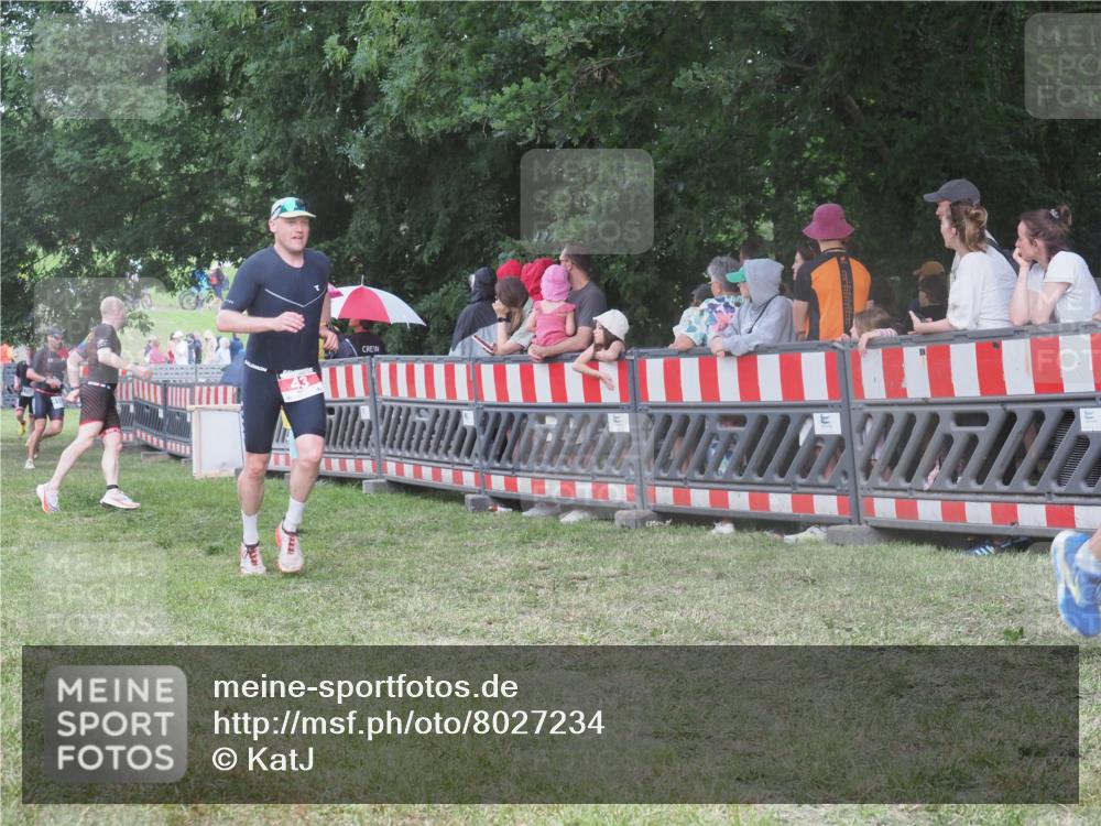 21.06.2025 - 27. Vierlanden-Triathlon KatJ http://msf.ph/oto/8027234 15.06.2025 13:30:30 Ziel 43, 783 meine-sportfotos.de