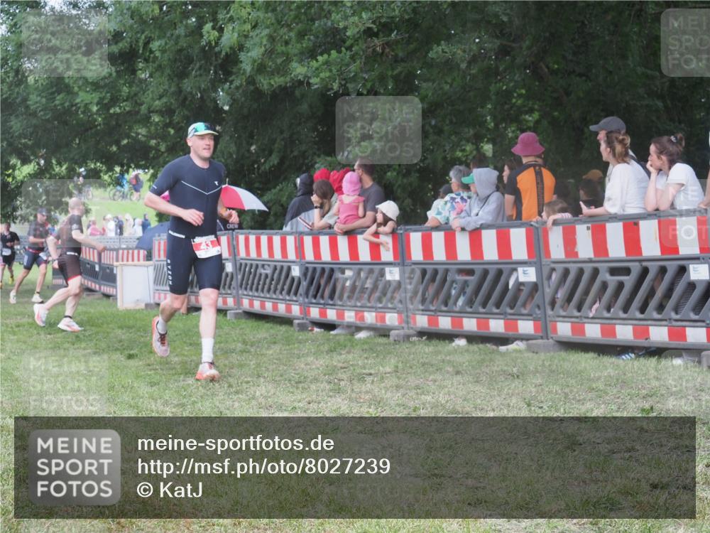 21.06.2025 - 27. Vierlanden-Triathlon KatJ http://msf.ph/oto/8027239 15.06.2025 13:30:31 Ziel 43, 783 meine-sportfotos.de