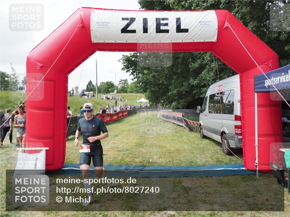 21.06.2025 - 27. Vierlanden-Triathlon MichiJ http://msf.ph/oto/8027240 15.06.2026 12:06:08 Ziel 38 meine-sportfotos.de