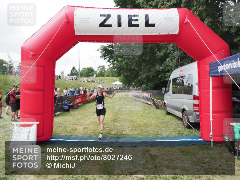 21.06.2025 - 27. Vierlanden-Triathlon MichiJ http://msf.ph/oto/8027246 15.06.2026 12:06:24 Ziel 248 meine-sportfotos.de