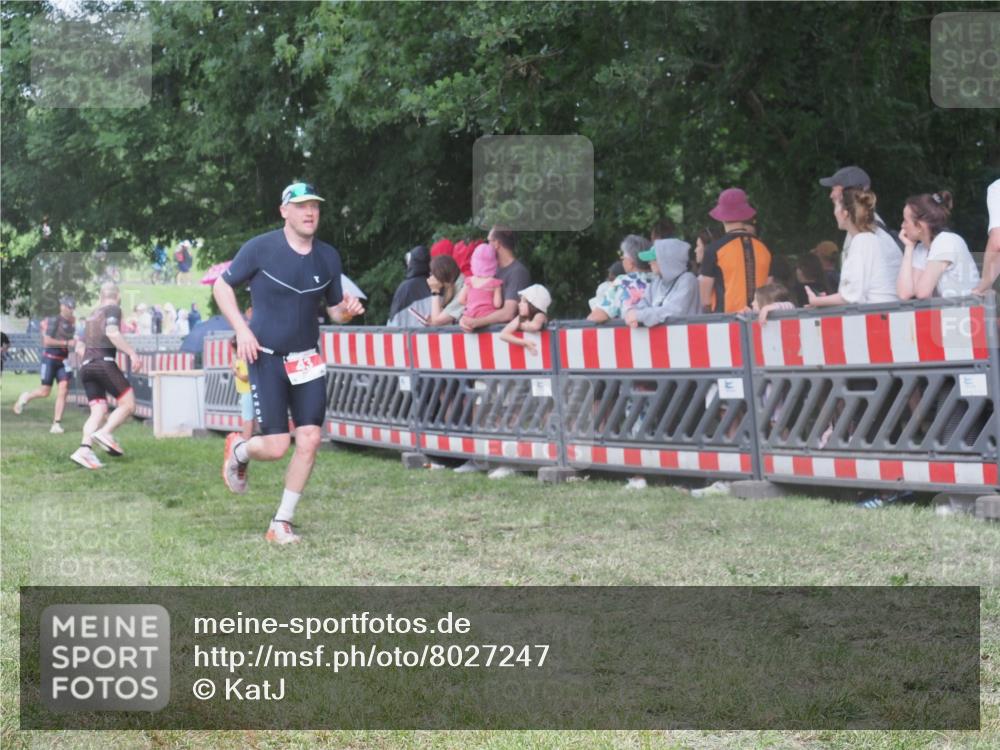 21.06.2025 - 27. Vierlanden-Triathlon KatJ http://msf.ph/oto/8027247 15.06.2025 13:30:31 Ziel 43, 783 meine-sportfotos.de