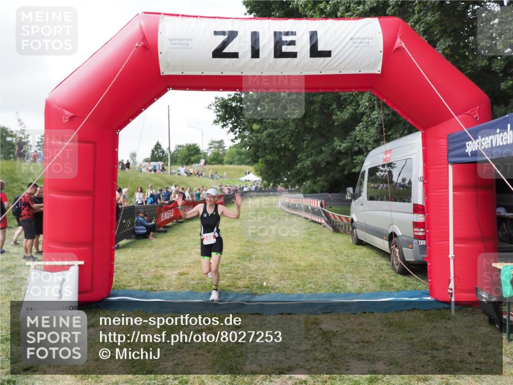21.06.2025 - 27. Vierlanden-Triathlon MichiJ http://msf.ph/oto/8027253 15.06.2026 12:06:24 Ziel 248 meine-sportfotos.de