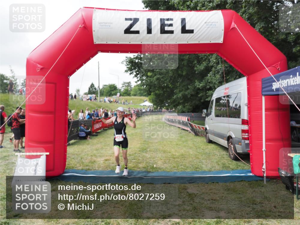 21.06.2025 - 27. Vierlanden-Triathlon MichiJ http://msf.ph/oto/8027259 15.06.2026 12:06:24 Ziel 248 meine-sportfotos.de