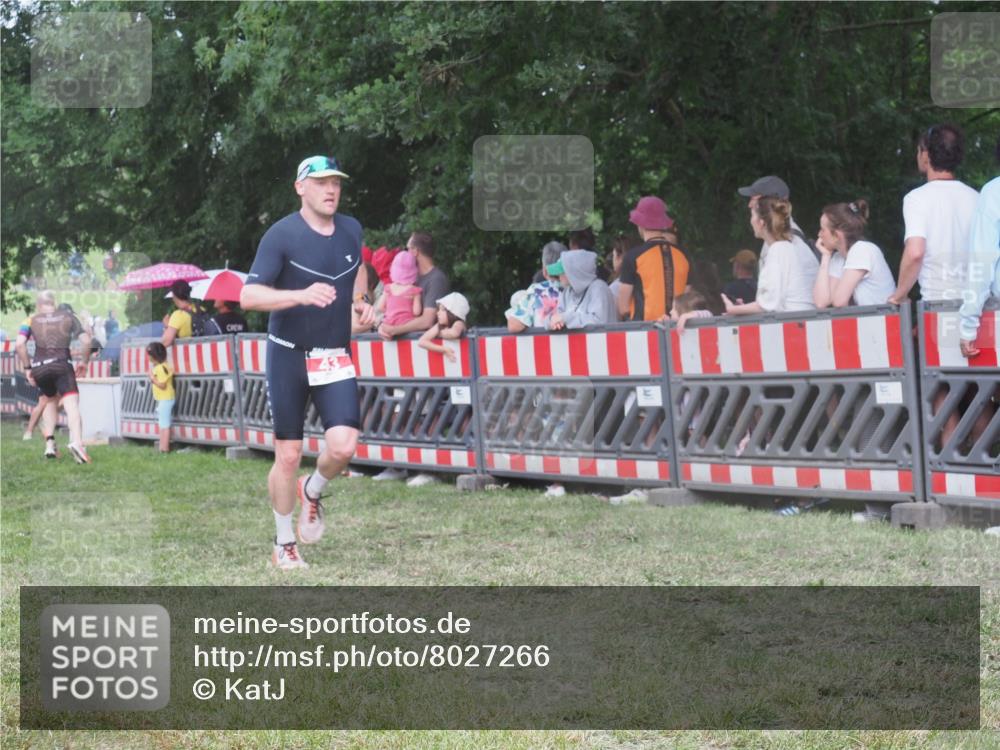 21.06.2025 - 27. Vierlanden-Triathlon KatJ http://msf.ph/oto/8027266 15.06.2025 13:30:31 Ziel 43, 783 meine-sportfotos.de
