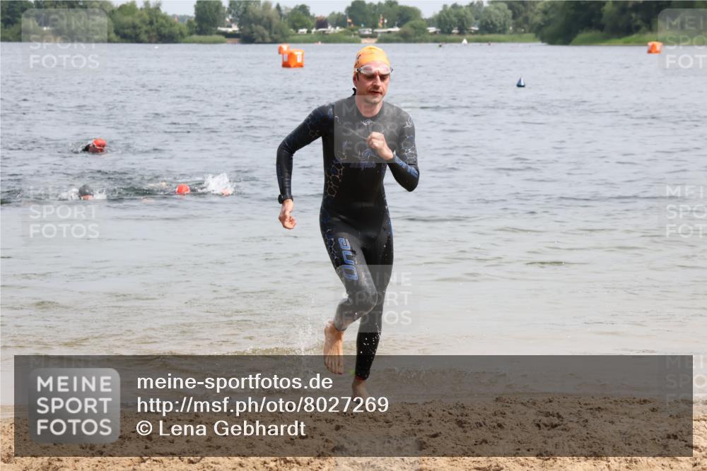 15.06.2025 - 27. Vierlanden-Triathlon Lena Gebhardt http://msf.ph/oto/8027269 15.06.2025 11:00:04 Schwimmen 708 meine-sportfotos.de