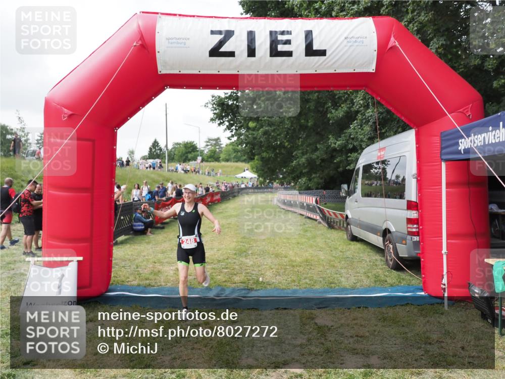 21.06.2025 - 27. Vierlanden-Triathlon MichiJ http://msf.ph/oto/8027272 15.06.2026 12:06:24 Ziel 248 meine-sportfotos.de