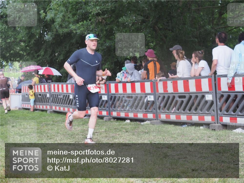 21.06.2025 - 27. Vierlanden-Triathlon KatJ http://msf.ph/oto/8027281 15.06.2025 13:30:31 Ziel 43, 783 meine-sportfotos.de