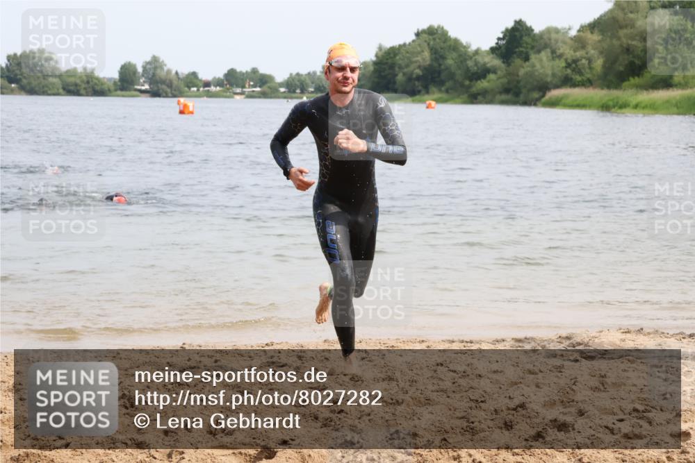 15.06.2025 - 27. Vierlanden-Triathlon Lena Gebhardt http://msf.ph/oto/8027282 15.06.2025 11:00:04 Schwimmen 708 meine-sportfotos.de