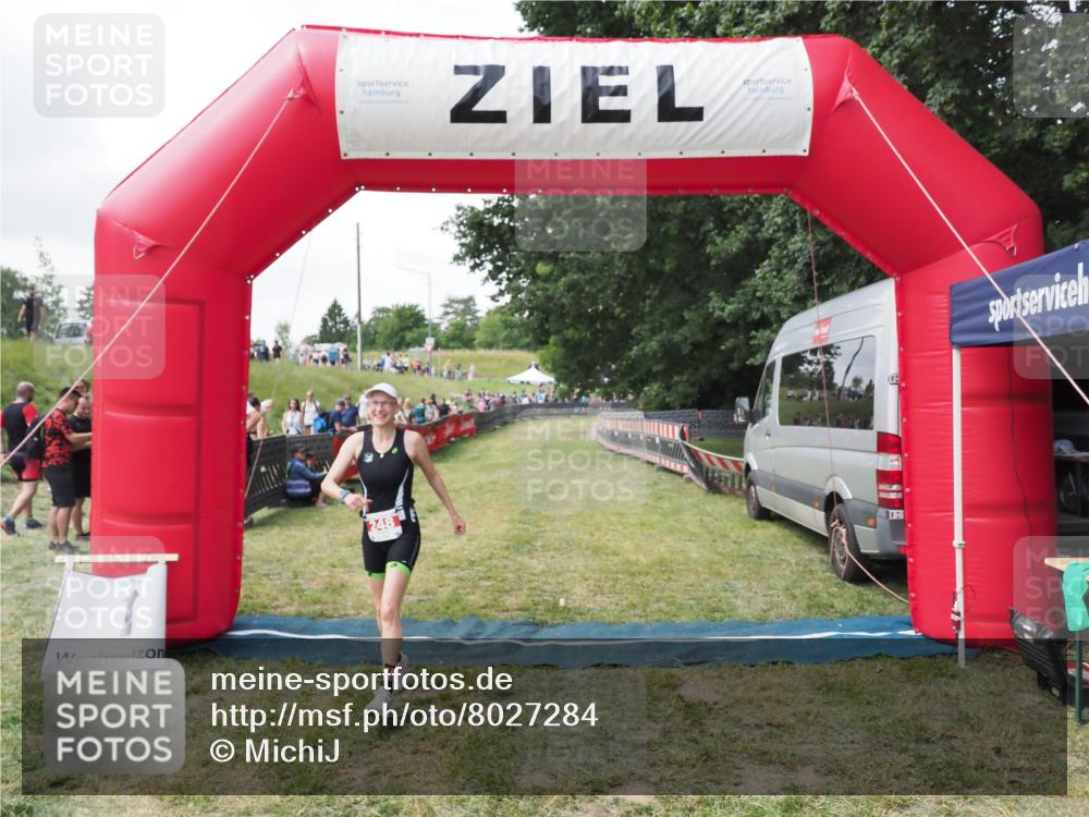 21.06.2025 - 27. Vierlanden-Triathlon MichiJ http://msf.ph/oto/8027284 15.06.2026 12:06:25 Ziel 248 meine-sportfotos.de