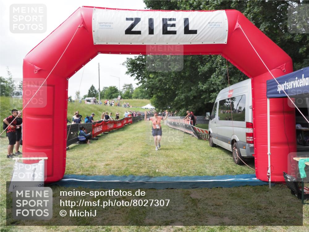 21.06.2025 - 27. Vierlanden-Triathlon MichiJ http://msf.ph/oto/8027307 15.06.2026 12:07:05 Ziel 558 meine-sportfotos.de