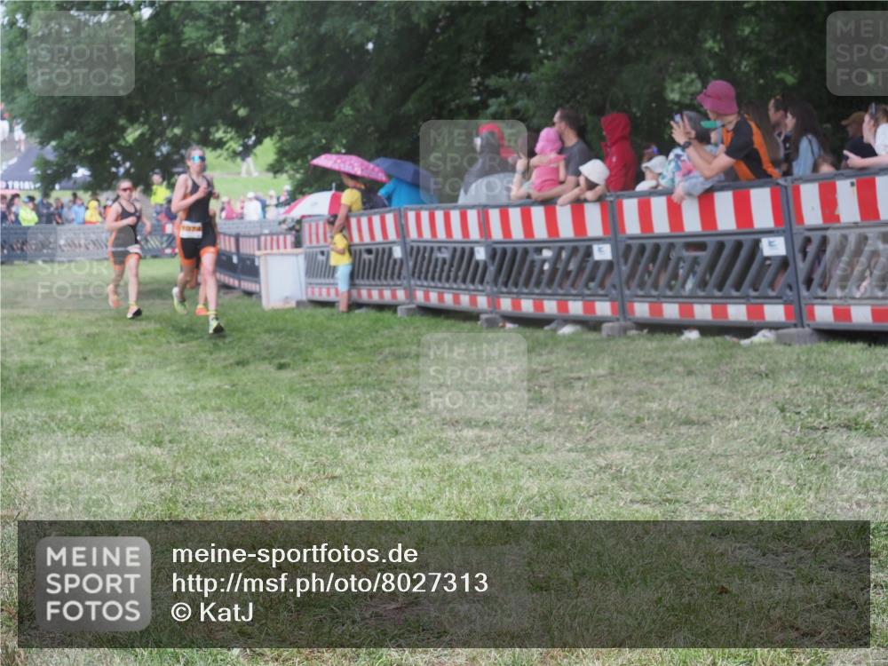 21.06.2025 - 27. Vierlanden-Triathlon KatJ http://msf.ph/oto/8027313 15.06.2025 13:30:46 Ziel 1073, 1074, 1075 meine-sportfotos.de