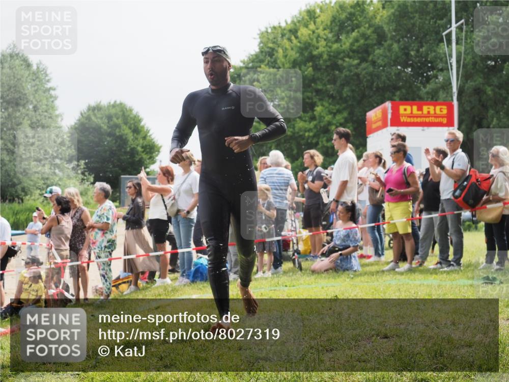 15.06.2025 - 27. Vierlanden-Triathlon KatJ http://msf.ph/oto/8027319 15.06.2025 11:00:49 Schwimmen 637, 678, 681, 699, 723 meine-sportfotos.de
