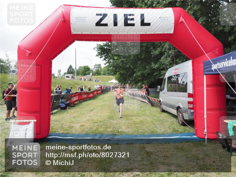 21.06.2025 - 27. Vierlanden-Triathlon MichiJ http://msf.ph/oto/8027321 15.06.2026 12:07:05 Ziel 558 meine-sportfotos.de