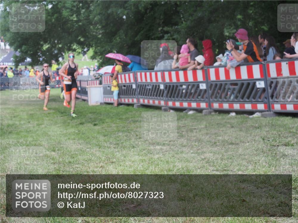 21.06.2025 - 27. Vierlanden-Triathlon KatJ http://msf.ph/oto/8027323 15.06.2025 13:30:47 Ziel 1073, 1074, 1075 meine-sportfotos.de