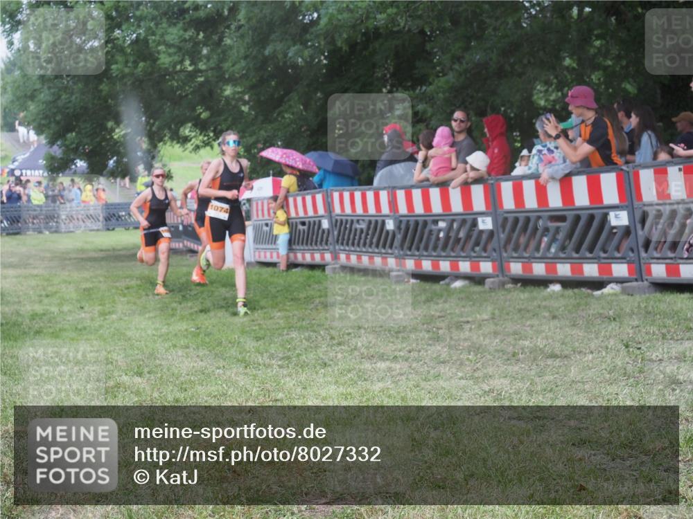 21.06.2025 - 27. Vierlanden-Triathlon KatJ http://msf.ph/oto/8027332 15.06.2025 13:30:47 Ziel 1073, 1074, 1075 meine-sportfotos.de